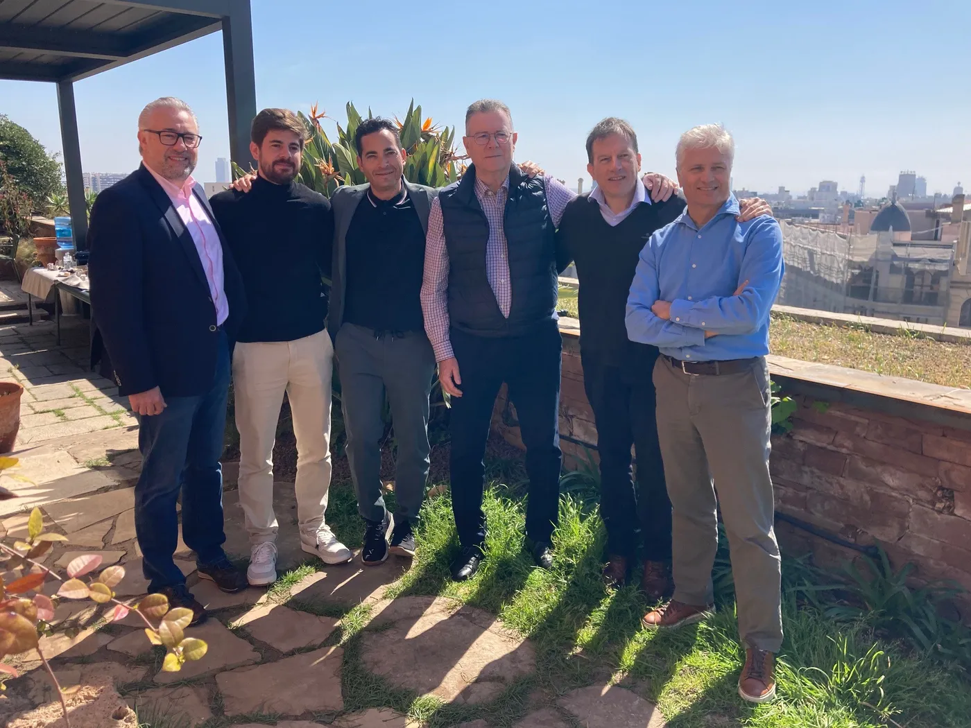 Los seis miembros del consejo de administración de Mediavanz reunidos en una terraza
