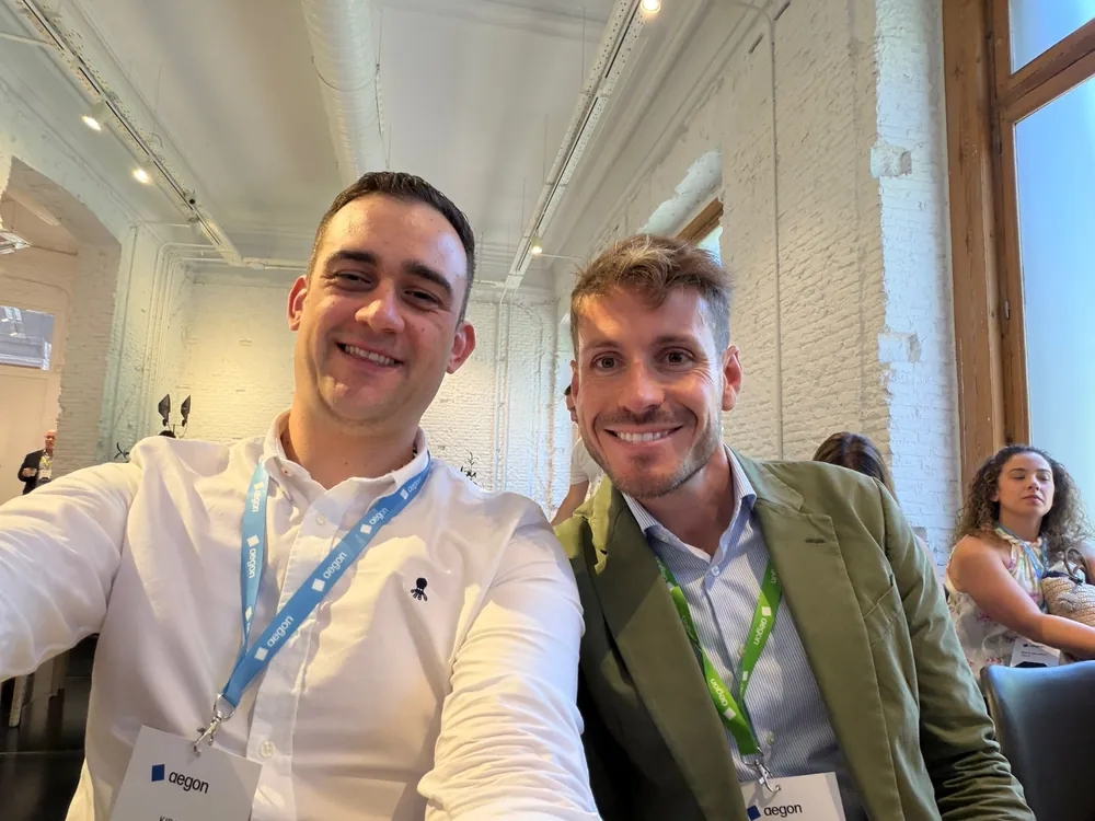 Dos corredores de Mediavanz en una jornada del sector asegurador