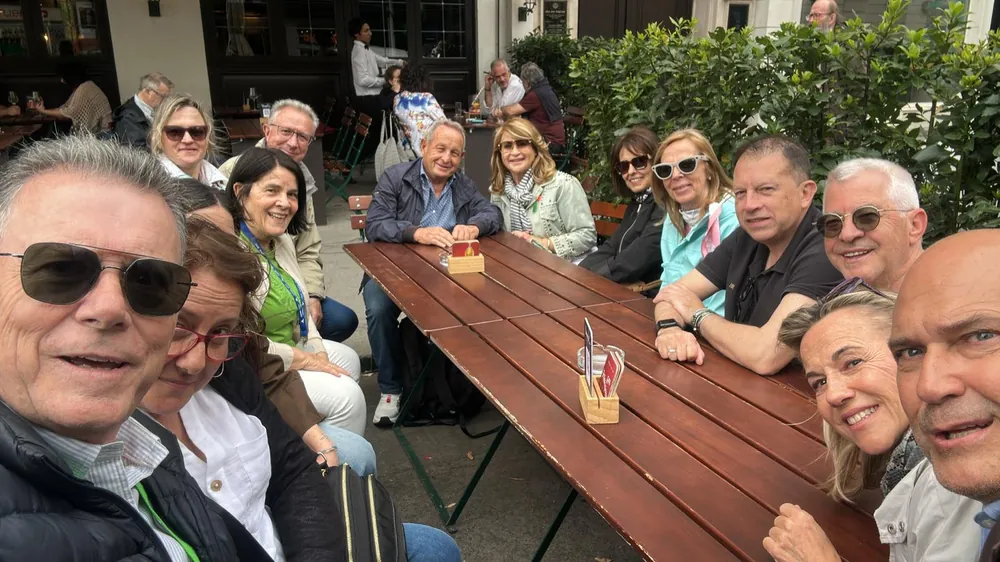 Socios de Mediavanz compartiendo una comida durante un encuentro del grupo