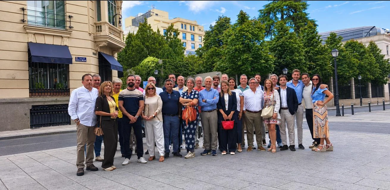 Los socios de Mediavanz reunidos en una calle de Madrid durante la reunión de trabajo de septiembre de 2026