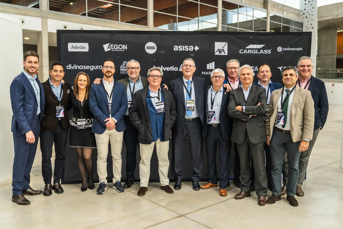 Socios de Mediavanz ante el photocall de un encuentro del sector asegurador